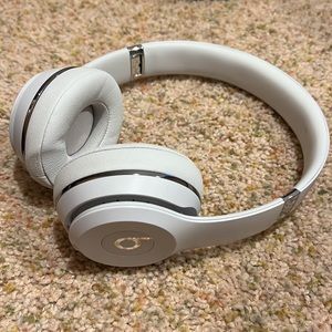 Beats Solo 3 Bluetooth, white, case and charger